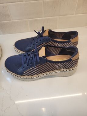 Sketchers Memory Foam Slip In Womens Size 8.